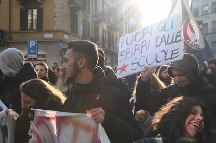 Gli studenti in corteo a Milano: alcuni indossano gilet gialli 7