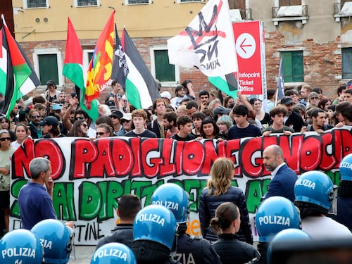 Venezia, assalti e scontri pro Pal. Padiglioni chiusi contro Israele