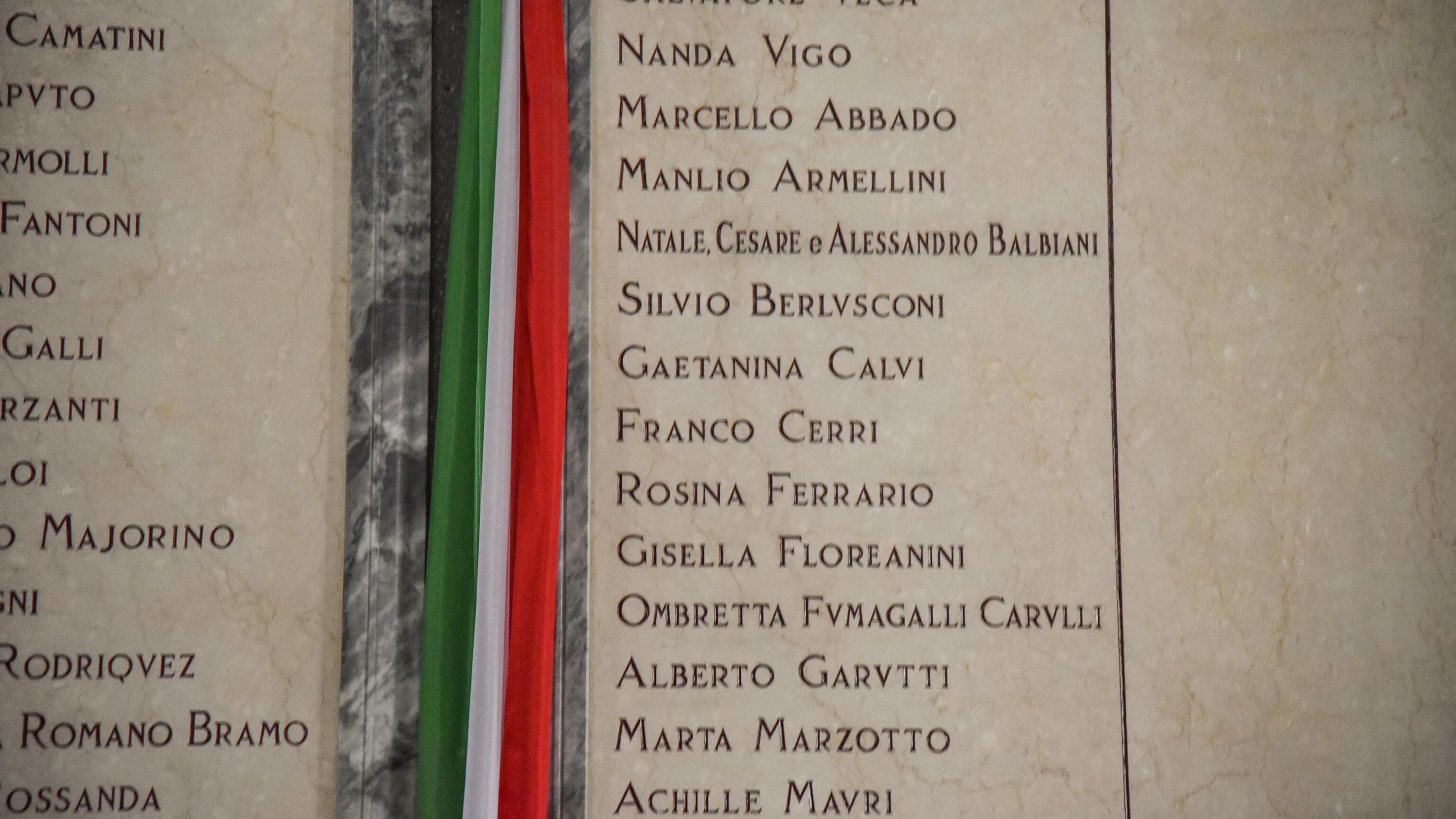 Il Cav al Famedio, grande tra i grandi