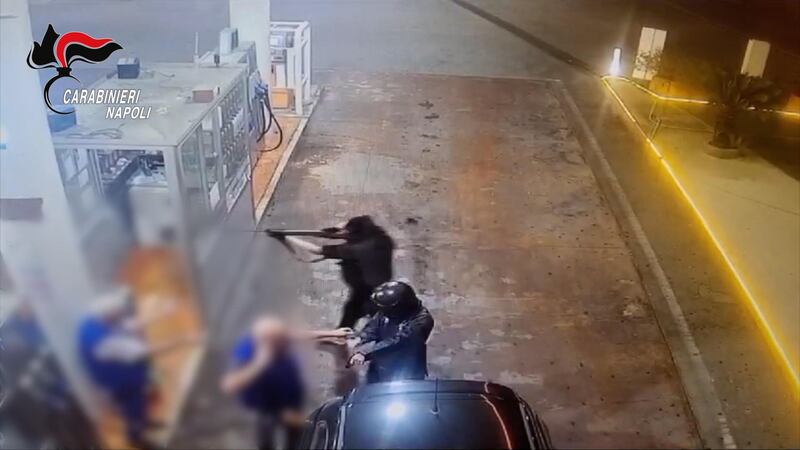 Fucile e pistola contro i dipendenti di un distributore: rapina choc a Napoli 2