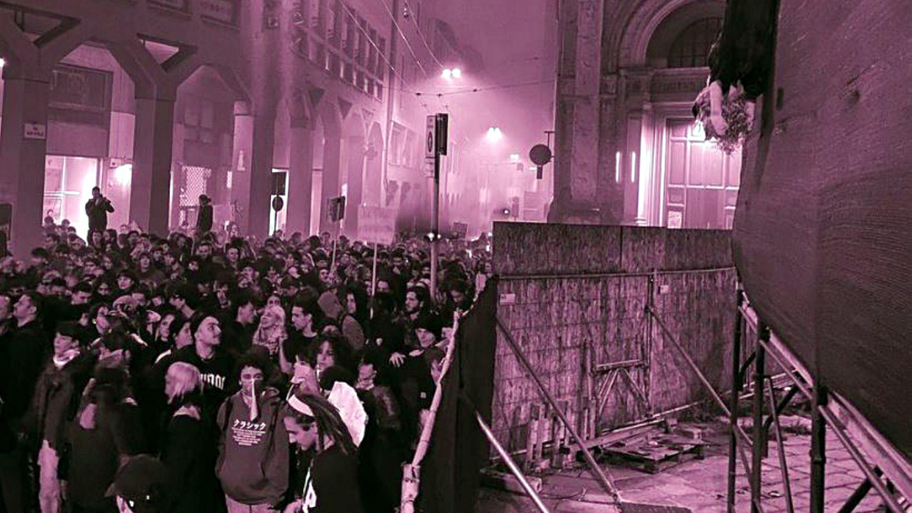 Il corteo dell'odio a Bologna: Giorgia appesa a testa in giù
