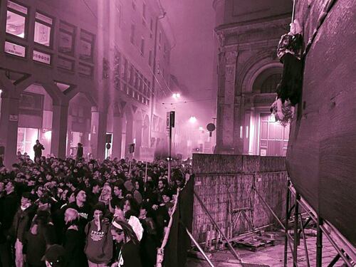 Il corteo dell'odio a Bologna: Giorgia appesa a testa in giù