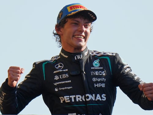 “Sono un pilota di F1”: Kimi Antonelli non viene riconosciuto, Verstappen gli apre la strada