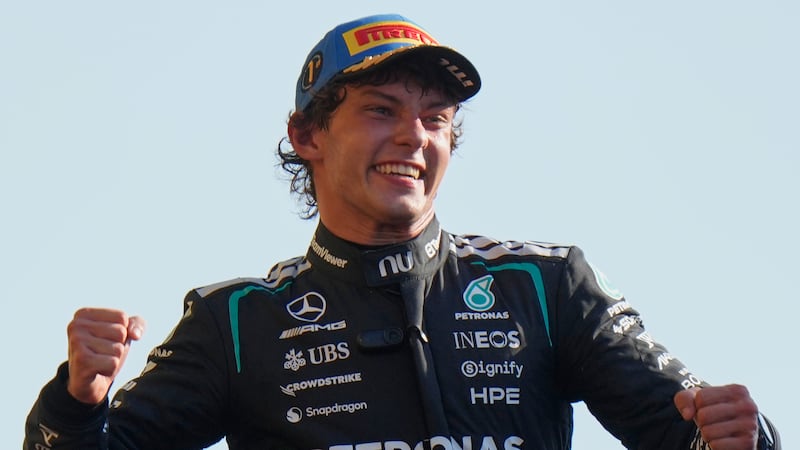 “Sono un pilota di F1”: Kimi Antonelli non viene riconosciuto, Verstappen gli apre la strada