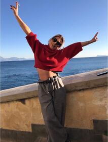 Emma Marrone, sexy in calze a rete 15