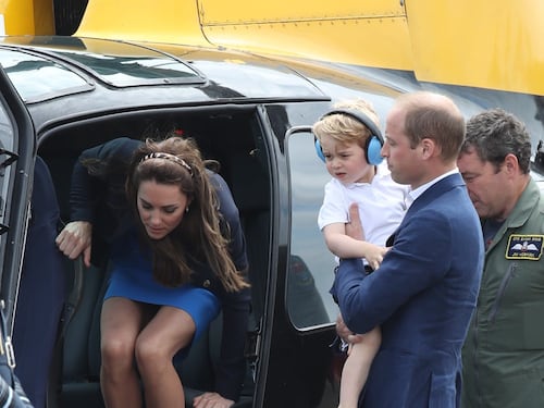 Che capricci, principe George! Tutte le foto alla base militare della Raf e dello "scivolone" sexy di Kate
