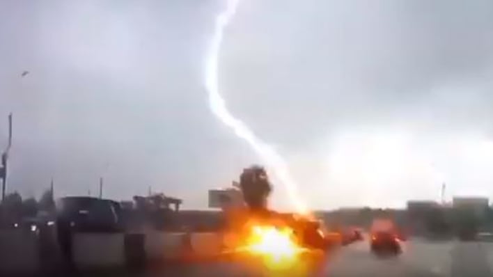 Russia, fulmini colpiscono auto nel traffico