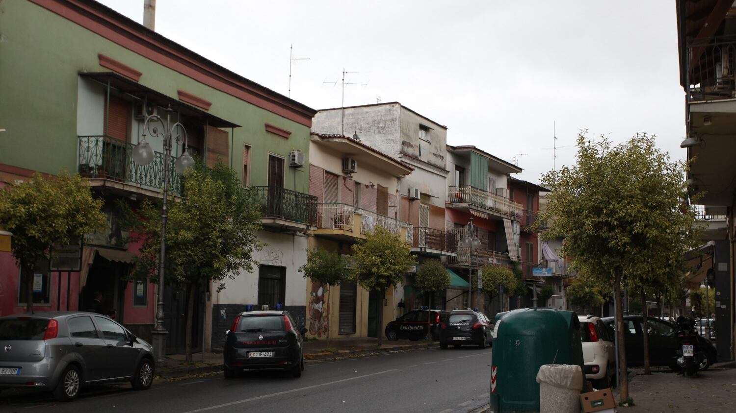 Napoli, uccide la madre e si barrica in casa
