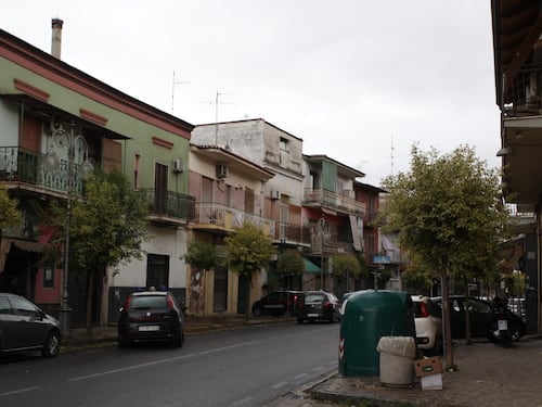 Napoli, uccide la madre e si barrica in casa