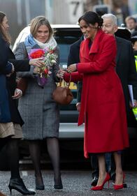 Meghan Markle in rosso per un poeta: foto 8