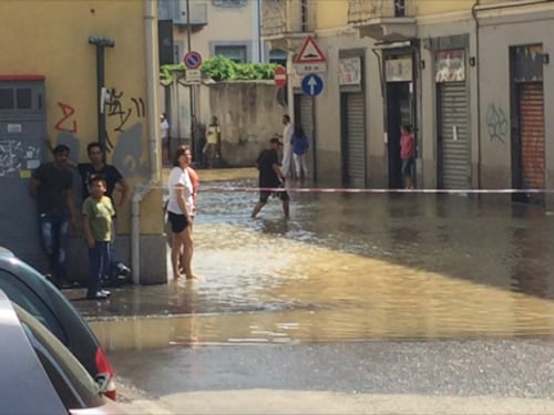 Milano come Firenze: strade allagate per rottura della tubatura
