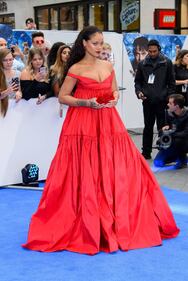 Rihanna, sexy scollatura sul red carpet 9