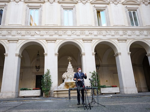 Il governo "scheda" i cronisti: ora Conte finisce sotto accusa