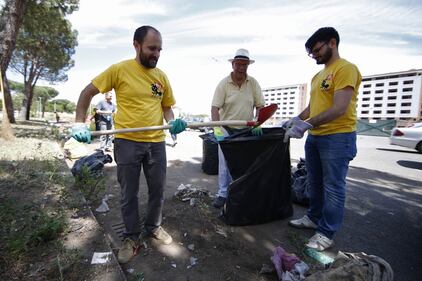 Rifiuti, i militanti dem puliscono le strade di Roma 6