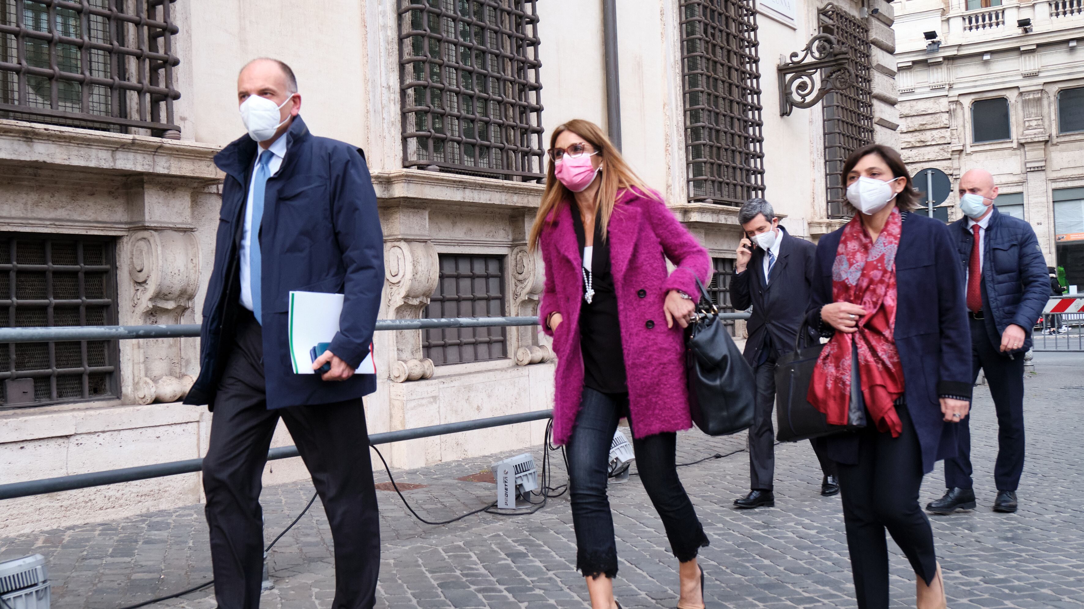 "Ci fa perdere soldi...". Veleno Pd contro Salvini