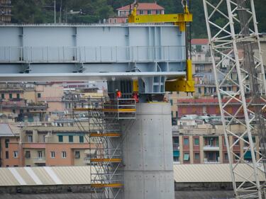 Il "varo ad alta quota" del primo pezzo del Ponte di Genova 1