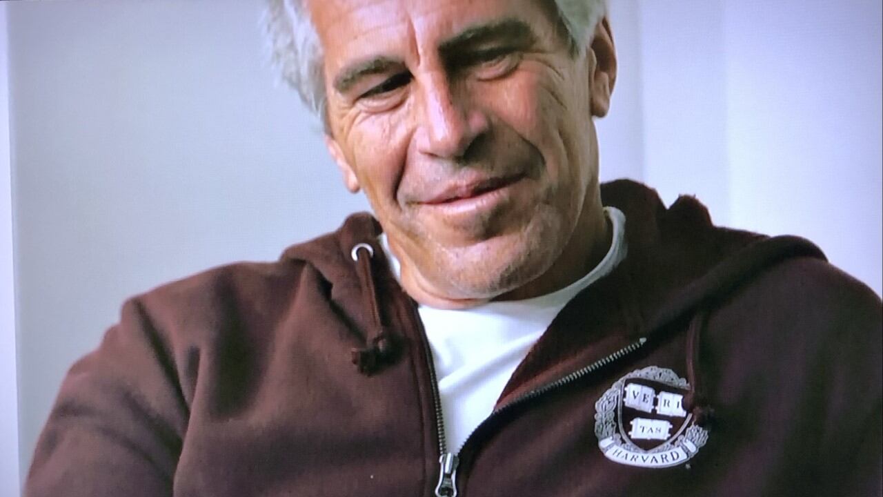 "Picchiata e stuprata a 13 anni da Epstein": il racconto choc della vittima