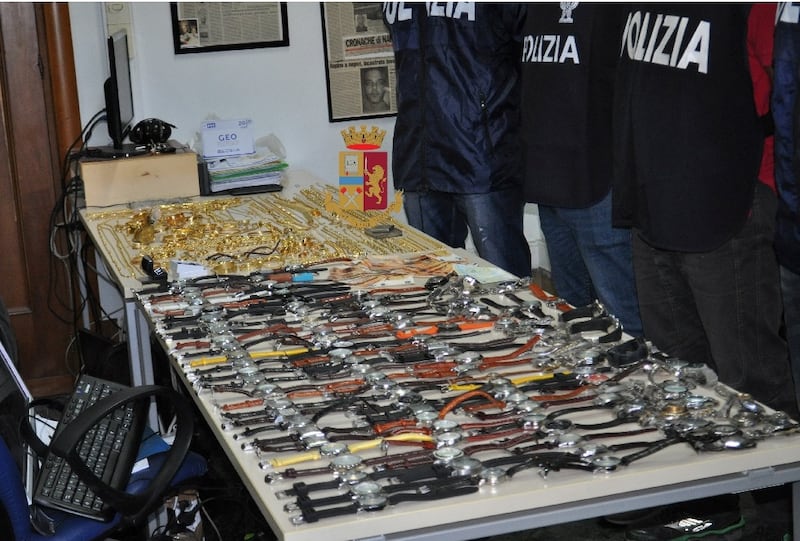 “Siamo i tecnici del gas”, poi sequestrano e rapinano due anziane: così sono stati bloccati dalla polizia 2
