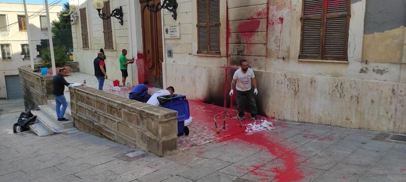 Cagliari, le immagini del molotov contro la caserma dell'esercito 6