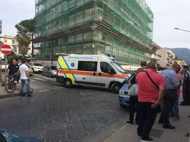 Lavoratore si incatena davanti la casa di Di Maio e si butta benzina addosso 1