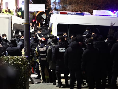 Il presidente Yoon arrestato per tradimento. "Illegale, ma non voglio spargimenti di sangue"