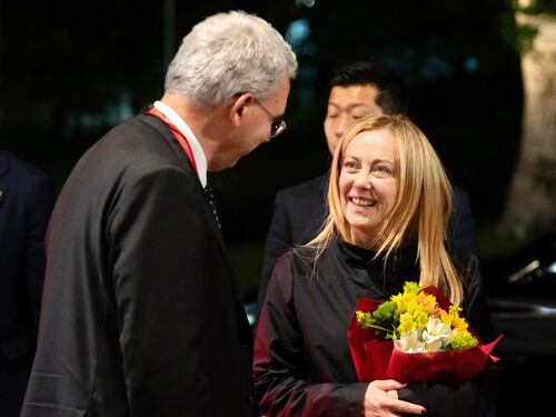 "Unica donna al G7": la prima volta di Meloni stupisce la stampa estera