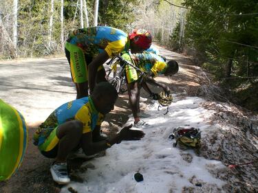Allenamento con sorpresa: i ciclisti del Ruanda vedono per la prima volta la neve 1