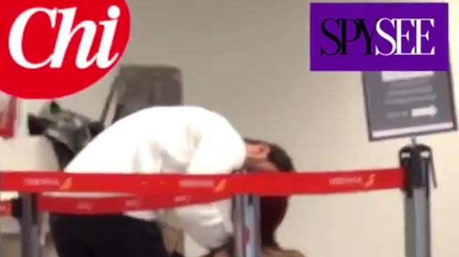 Belen e De Martino insieme all'aeroporto. E lui la bacia sulle labbra