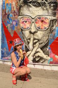 Alicia Arden e la bandiera Usa 1