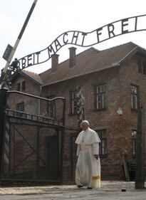Il Papa in visita ad Auschwitz 6