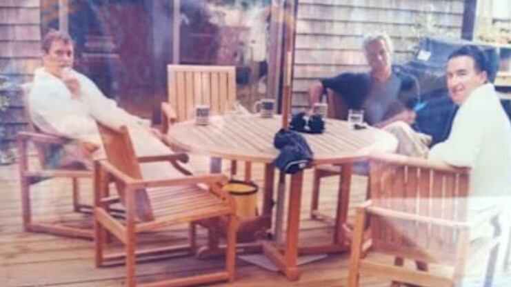 Caso Epstein, spunta una foto di Andrea e Mandelson in accappatoio con il finanziere