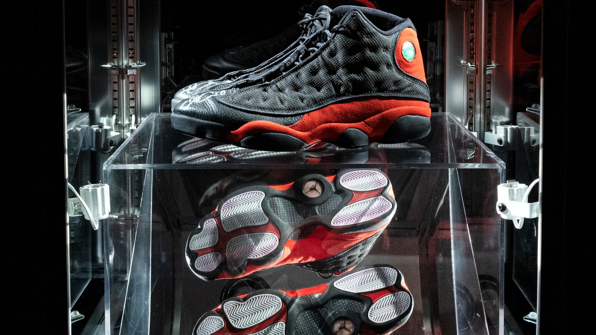 Michael Jordan, la folle cifra delle sue scarpe vendute all’asta