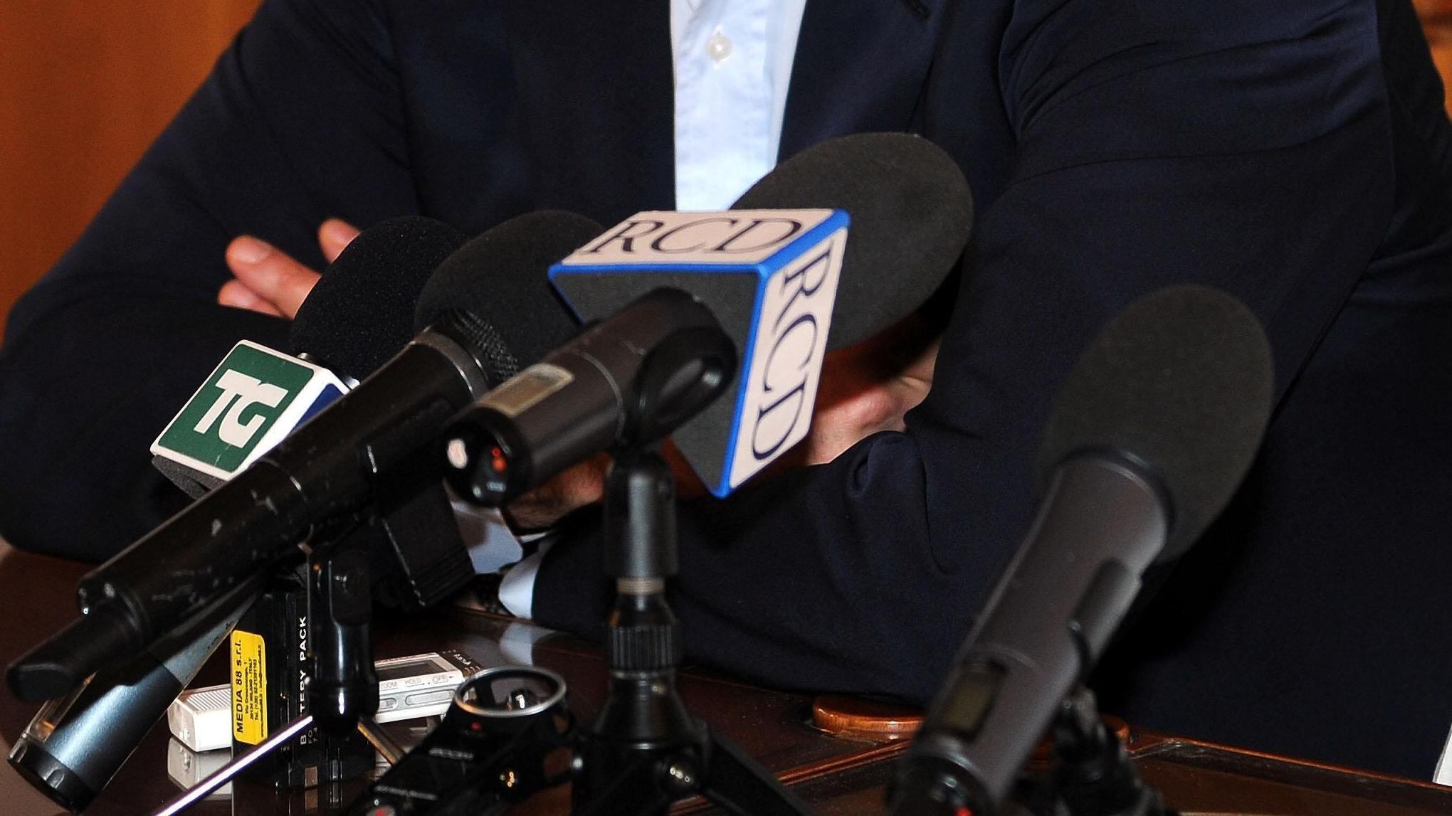 I periti: «Riposo assoluto». Ma lui improvvisa un tour tra i reparti