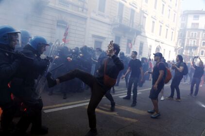Manifestazione contro il "Remigration Summit": scontri con la polizia a Milano 2