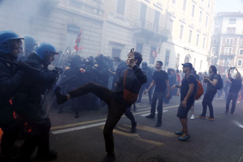 Manifestazione contro il "Remigration Summit": scontri con la polizia a Milano 2