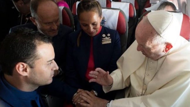 Il Papa e le nozze "al volo" tra steward e hostess