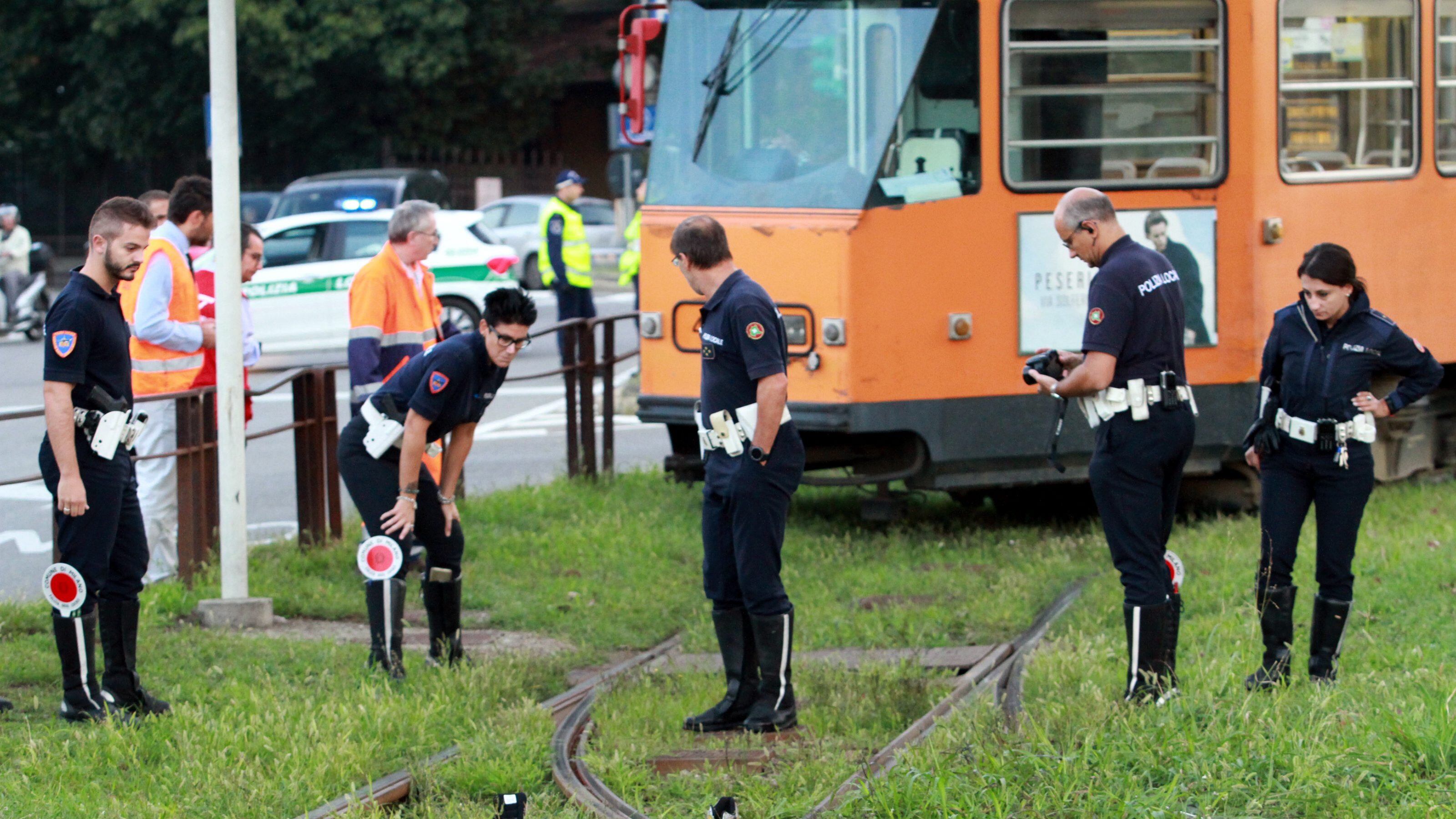 Tram travolge un senzatetto steso sui binari