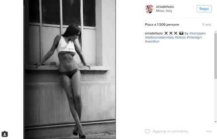 Siria De Fazio si mostra in topless 23