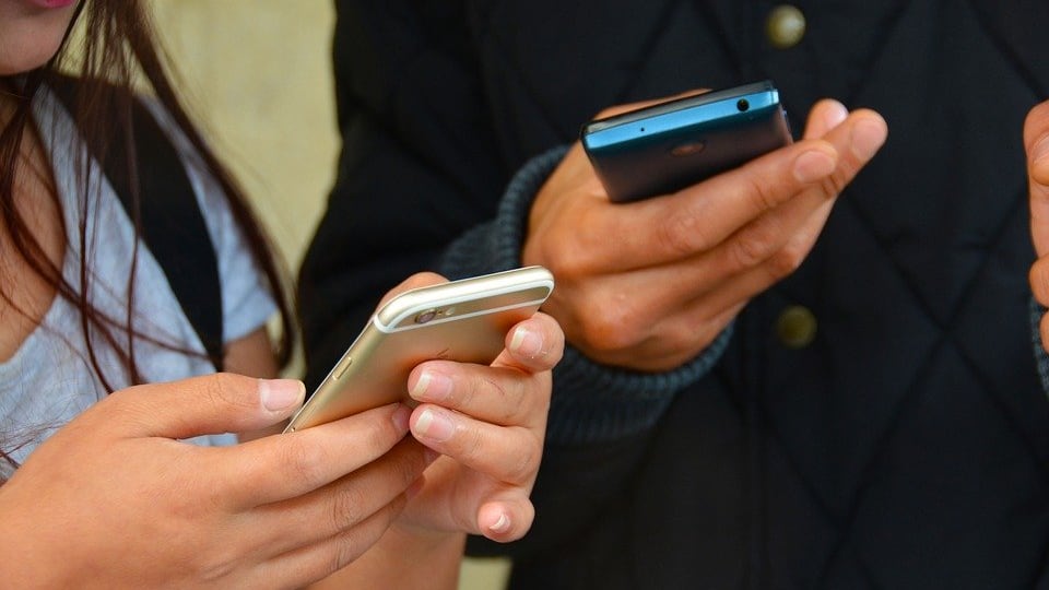 Giovani indagati per foto hot. Le ragazzine incredule: "Che male c'è?"