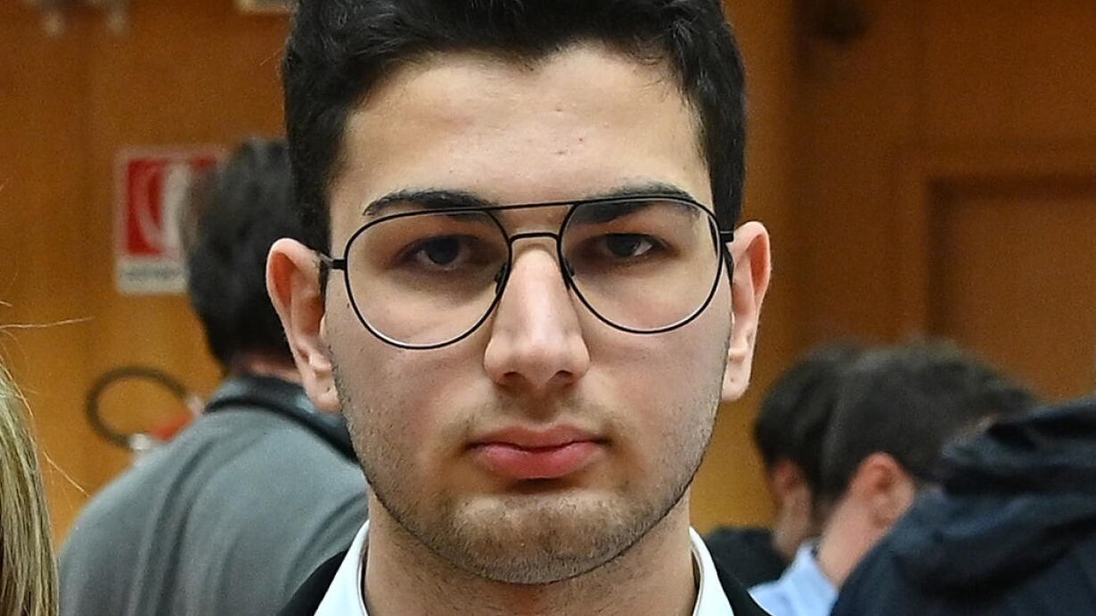 Uccise il padre per difendere la madre, assolto definitivamente Alex Cotoia