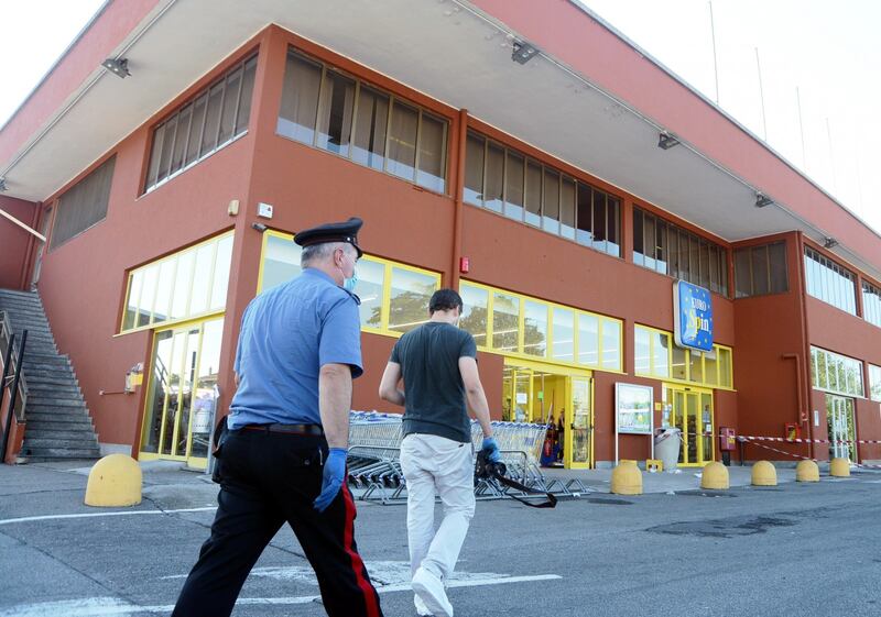 Sparatoria in un supermercato a Cormano: ferita una bambina e un vigilante 1