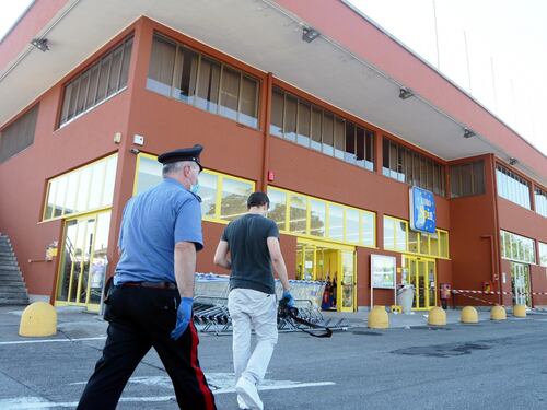 Sparatoria in un supermercato a Cormano: ferita una bambina e un vigilante