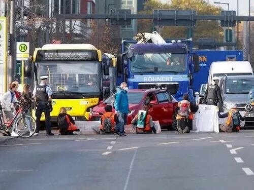 Ambulanze fermate, assalti alle dighe: è allarme eco-terroristi