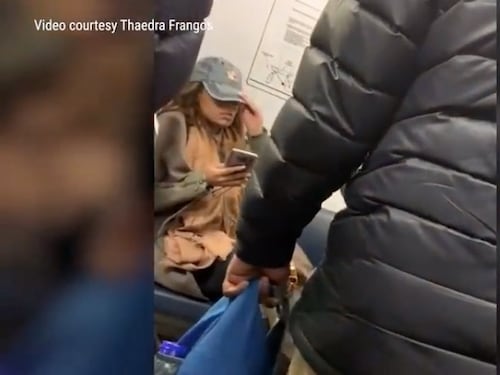 Occupa il posto in treno con la borsa: cacciata dalla polizia