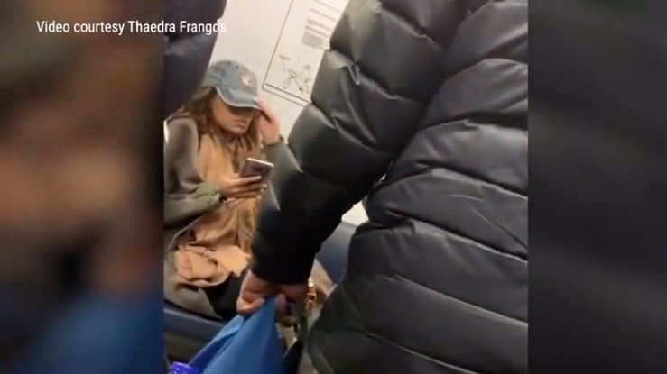 Occupa il posto in treno con la borsa: cacciata dalla polizia