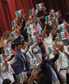 Bagarre alla Camera: dal M5S proteste, insulti e sfottò 10