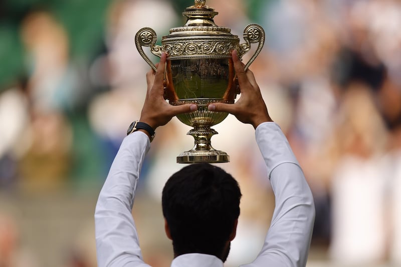 Wimbledon, Alcaraz trionfa al 5 set: le immagini più belle della premiazione 7