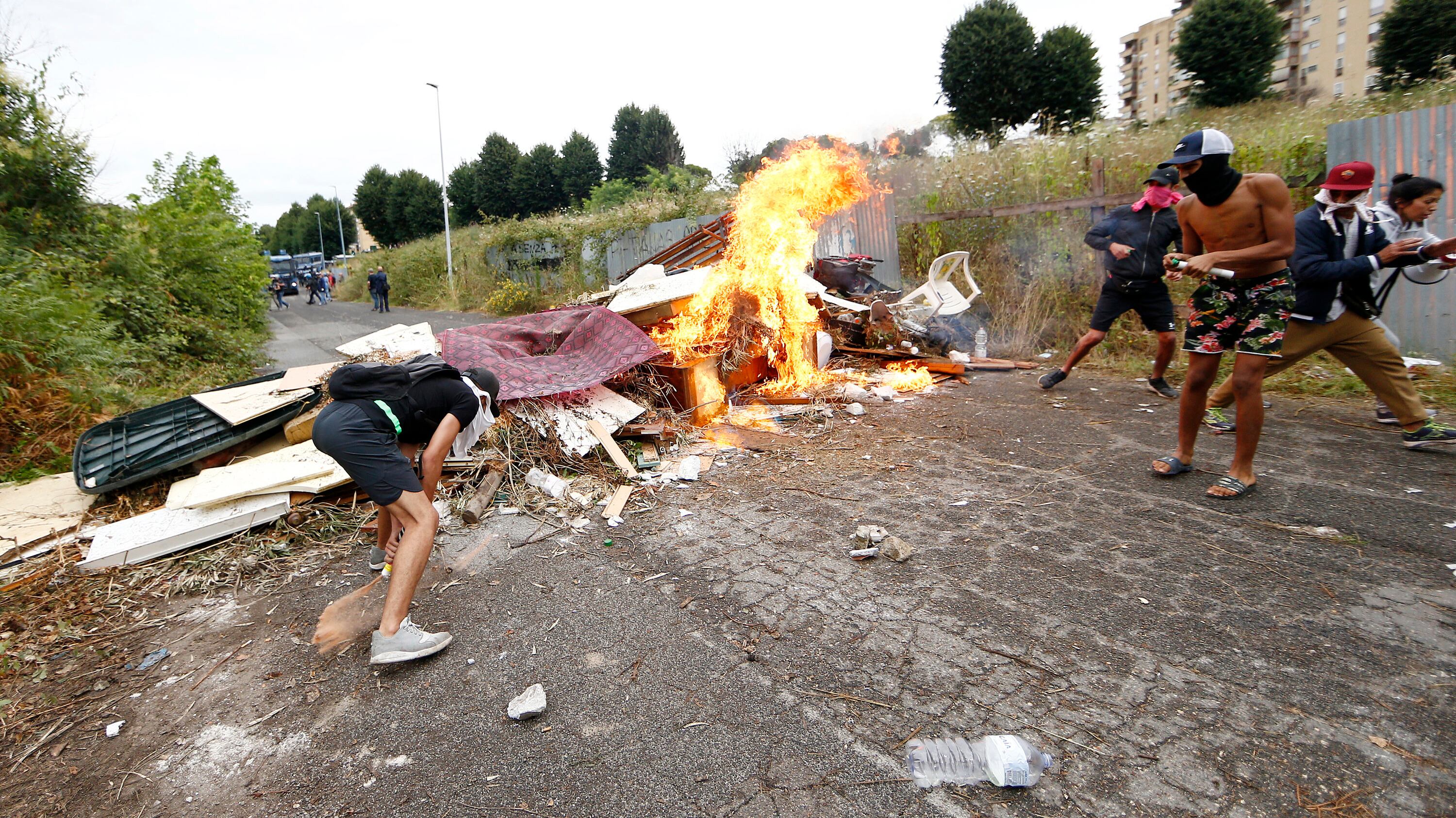 Primavalle, roghi e barricate Lo sgombero diventa guerra