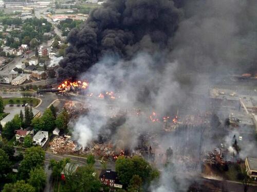 Canada, deraglia treno carico di petrolio: città in fiamme