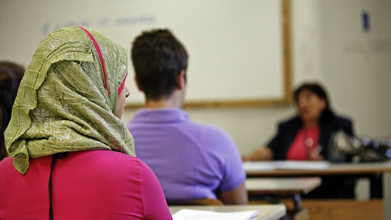 L’analista arabo difende Meloni sul velo e inchioda la sinistra: “Più musulmana dei musulmani”